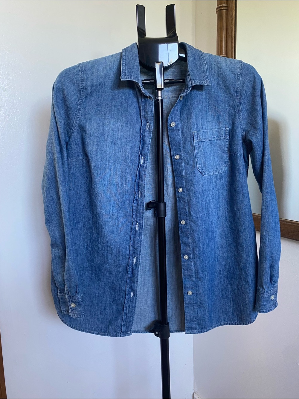 Old Navy Cotton med wash Denim button down The Classic Shirt women’s Sz. S